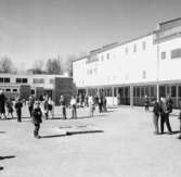 Skolbyggnad, lekande barn på skolgården.
Baronbackarna, Örebro.
Arkitekt Alm
Ekholm & White