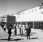 Skolbyggnad, lekande barn på skolgården.
Baronbackarna, Örebro.
Arkitekt Alm
Ekholm & White