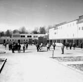 Skolbyggnad, lekande barn på skolgården.
Baronbackarna, Örebro.
Arkitekt Alm
Ekholm & White