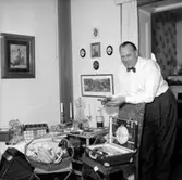 Rumsinteriör, en man.
Knutte Lööv på 50-årsdagen.