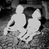 Rumsinteriör, två barn.Rassmussen