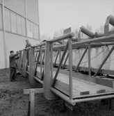 Vretstorpsverken, fabriksbyggnader, jordbruksredskap, två män.