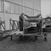 Vretstorpsverken, fabriksbyggnader, jordbruksredskap, en man.