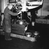 Vretstorpsverken, verkstadsinteriör med arbetare.