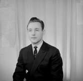 En man, bröstbild.Gyula Torma
