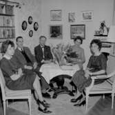 Rumsinteriör, familjegrupp fem personer.Familjen Löfqvist