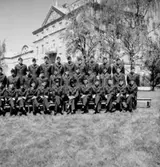 Livregementetet I3, soldatgrupp.
Kasernbyggnad i bakgrunden.
Kapten Fransson