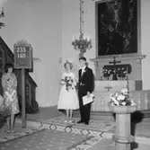 Interiör av Gällersta kyrka, bröllop, brudpar och bröllopsgäster.
Ramströms bröllop.