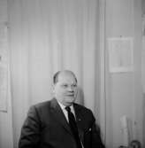 En man, bröstbild.GetzmanBilden tagen för pass.