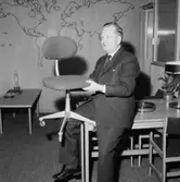 Kontorsinteriör, en man med en Wico-stol.
Gösta Rådman, Wigrell & Co.