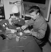 Reminglon, interiör, en man.
Langgren