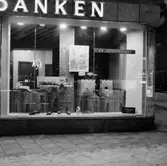 Oscaria, skyltfönster.
Skandinaviska Banken, söderkontoret.