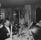Rumsinteriör, grupp vid bordet, fru Risbergs 70-årsmiddag.