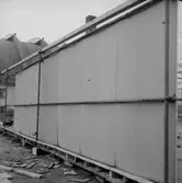 Montering av utställningshallen.
Taket på Idrottshuset i bakgrunden.