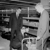 Konsum Domus stormarknad, interiör, tre män.