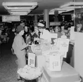 Konsum, affärsinteriör, kunder och personal, demonstration av livsmedel.