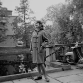 En kvinna. Kläderna från Konsum Damkonfektion.