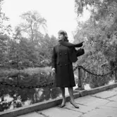 En kvinna. Kläderna från Konsum Damkonfektion.