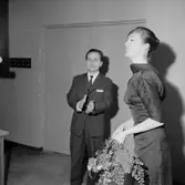 Konsum, affärsinteriör, möbelavdelningen, föreläsning med Lena Madsen.
En man och en kvinna.