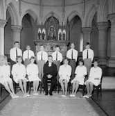 Interiör av Olaus Petrikryka, konfirmation, sex flickor, sex pojkar och en präst.