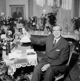 Rumsinteriör, en man.
Karl Persson på 70-årsdagen.