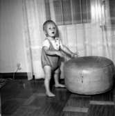 Rumsinteriör, en liten pojke.Pettersson