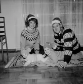 Rumsinteriör, familjegrupp fyra personer.
Familjen Bengt Seger
Bilden tagen för julkort.