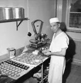 Konsums bageri, interiör, en man.