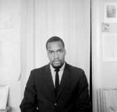 En man, bröstbild.Frisörmästare Brochs, Fredsgatan, Örebro.Bilden tagen för pass.