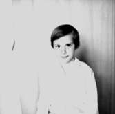 En flicka, bröstbild.Fru Maciks dotter.Bilden tagen för pass.