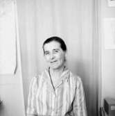 En kvinna, bröstbild.Fru PetricBilden tagen för pass.