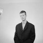 En ung man, bröstbild.
Örebro Sparbank.