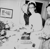 Rumsinteriör, släktgrupp.
Barbro Julstads studentexamen.