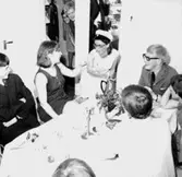 Rumsinteriör, släktgrupp.
Barbro Julstads studentexamen.