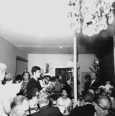 Rumsinteriör, släktgrupp.
Leifs studentexamen.