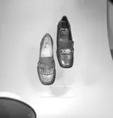 Två skor.
Oscaria Skofabrik.