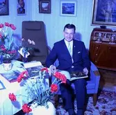 Rumsinteriör, en man.
Gösta Forsberg på födelsedagen.