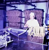 Robertsons Charkuteri, interiör, korvtillverkning, en kvinna.