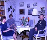 Rumsinteriör, familjegrupp tre personer, födelsedag.
Löfqvist