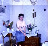 Rumsinteriör, en kvinna, födelsedag.
Löfqvist