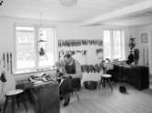 Skomakare i Wadköping, interiör, skotillverkning, en man.
Beställare: Sedells.