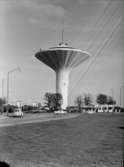 Svampen, byggnad.
Bostadshus i bakgrunden. Bensinstation till höger på bilden.