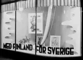 Konsum, skyltfönster.
Finlandsveckan, Finlandshjälpen.