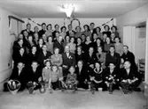 Rumsinteriör, gruppbild, högtid.
Karlsson