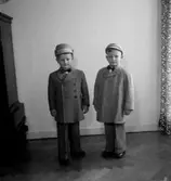 Två pojkar.
Kläder från Ingmars.