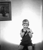 Rumsinteriör, en pojke.
Hanner Kaikkonen