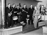 Stäkrings orkester, sex män med musikinstrument.