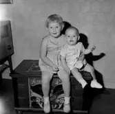 Rumsinteriör, två småflickor.
Andersson