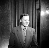 En ung man.
Kläder från Jörnstedts herrekipering.