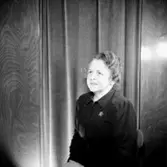 En kvinna.
Kläder från Jörnstedts damekipering.